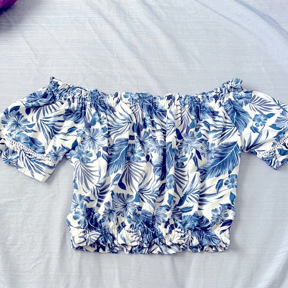 White and blue Size M